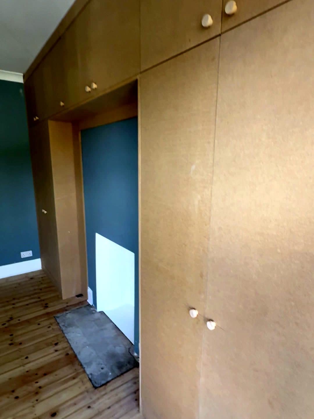 Doors and overhead cupboards seen from the side
