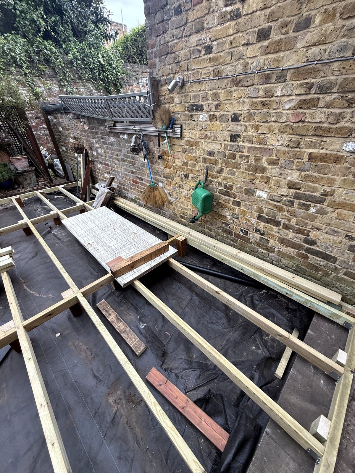 Frame with cross pieces between the joists