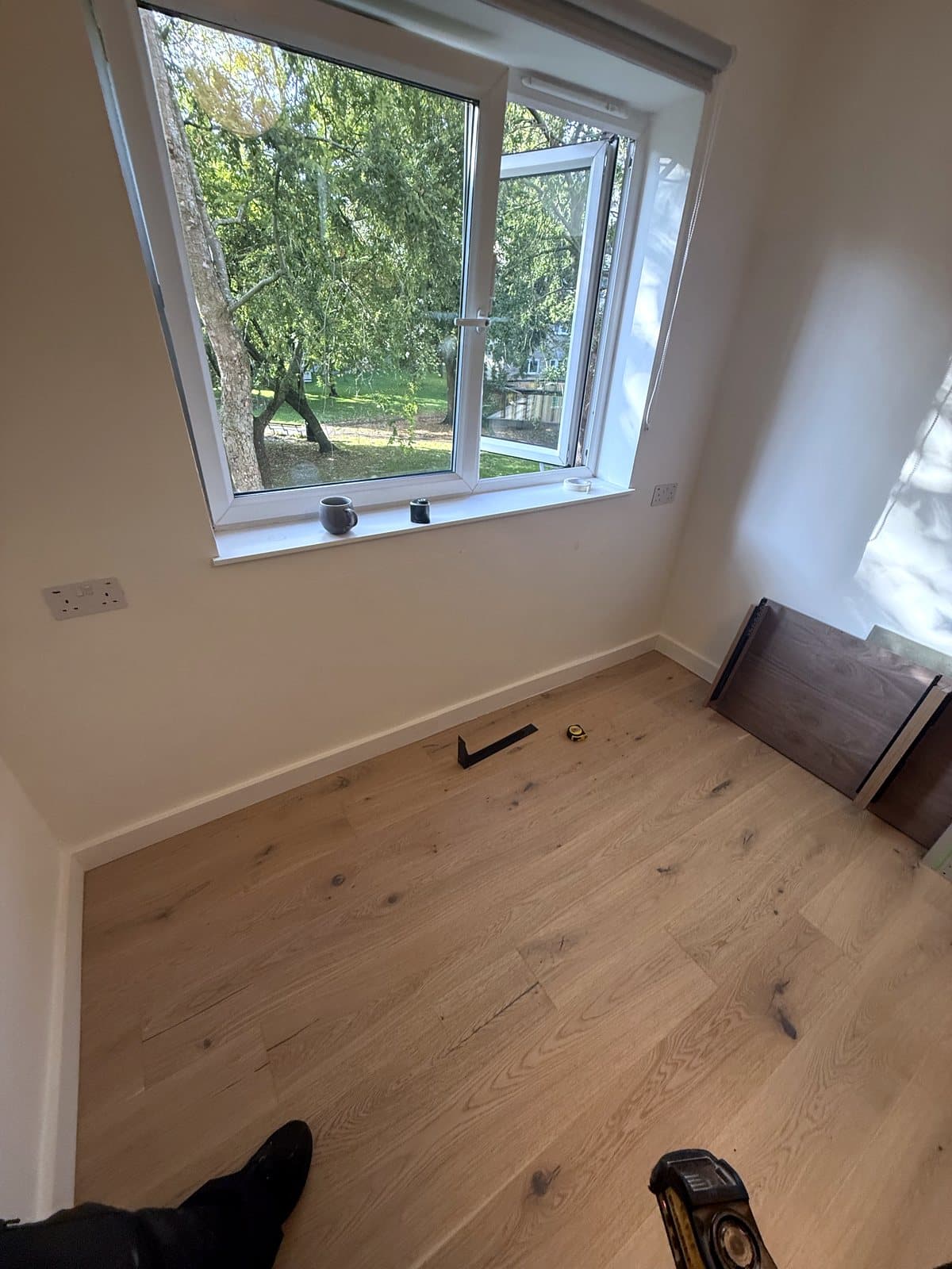 The empty room before the desk