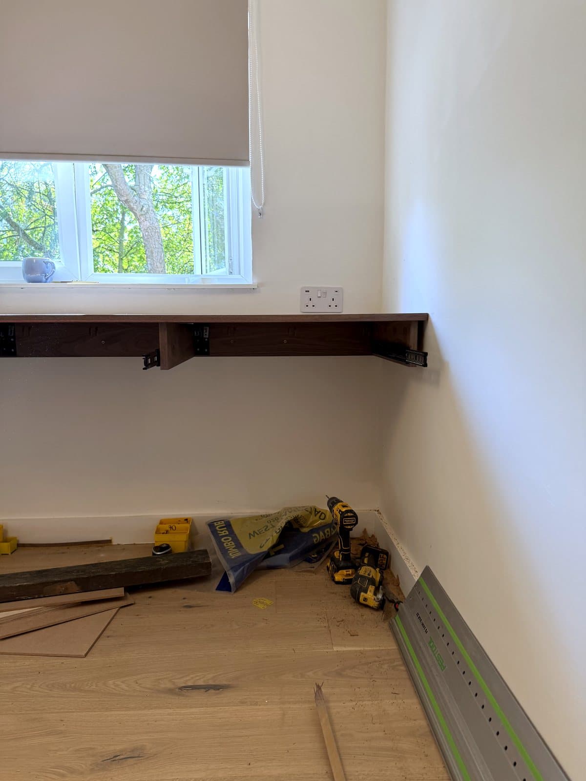 Runners under the top, before the drawers