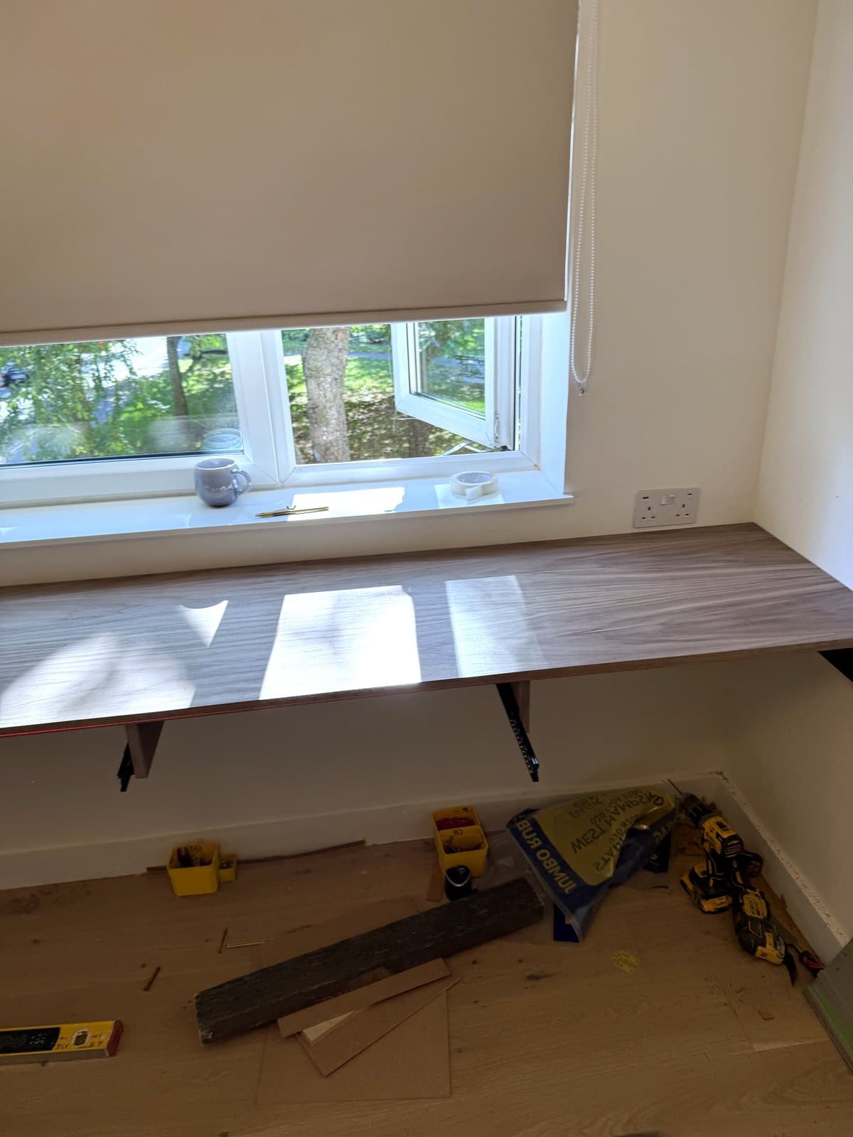 Top fixed wall to wall under the window