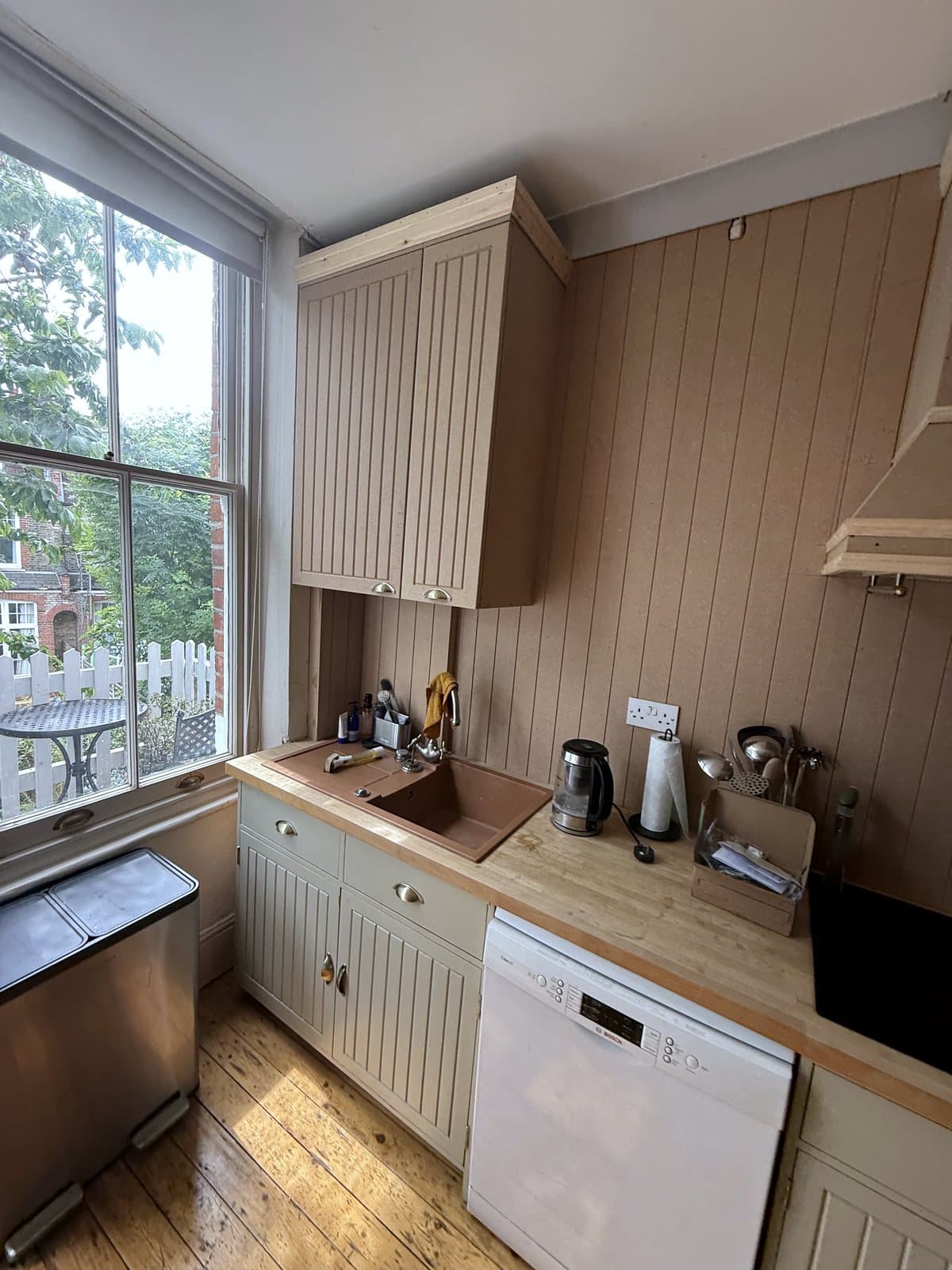 Wall cupboard, hood and worktop