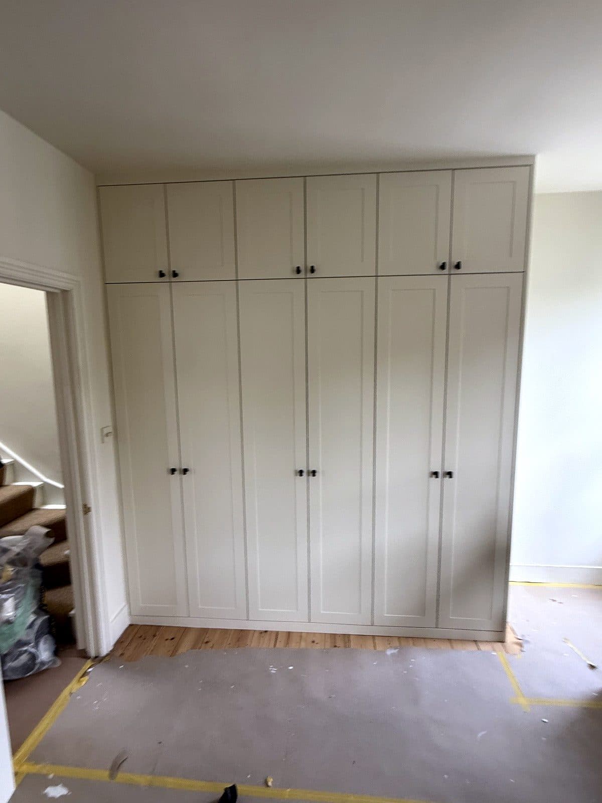 The wardrobe wall from the side