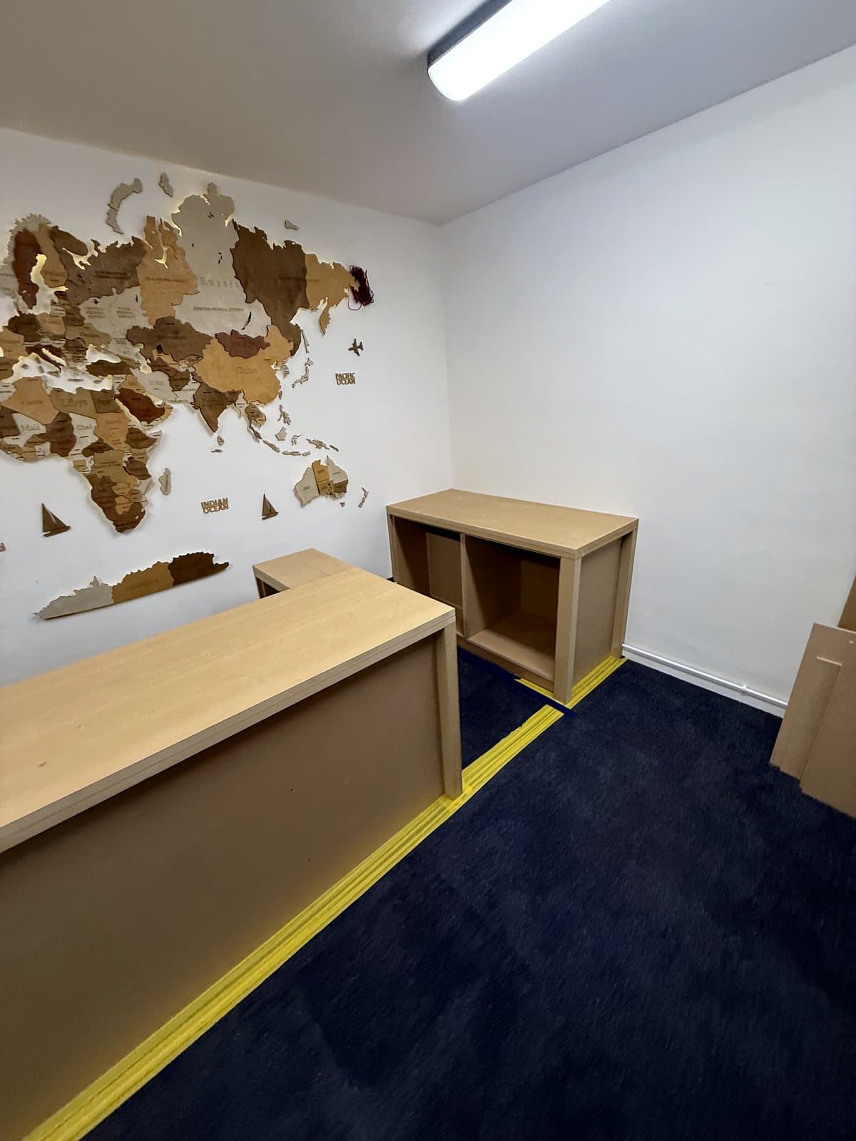 Side unit carcass on its plinth