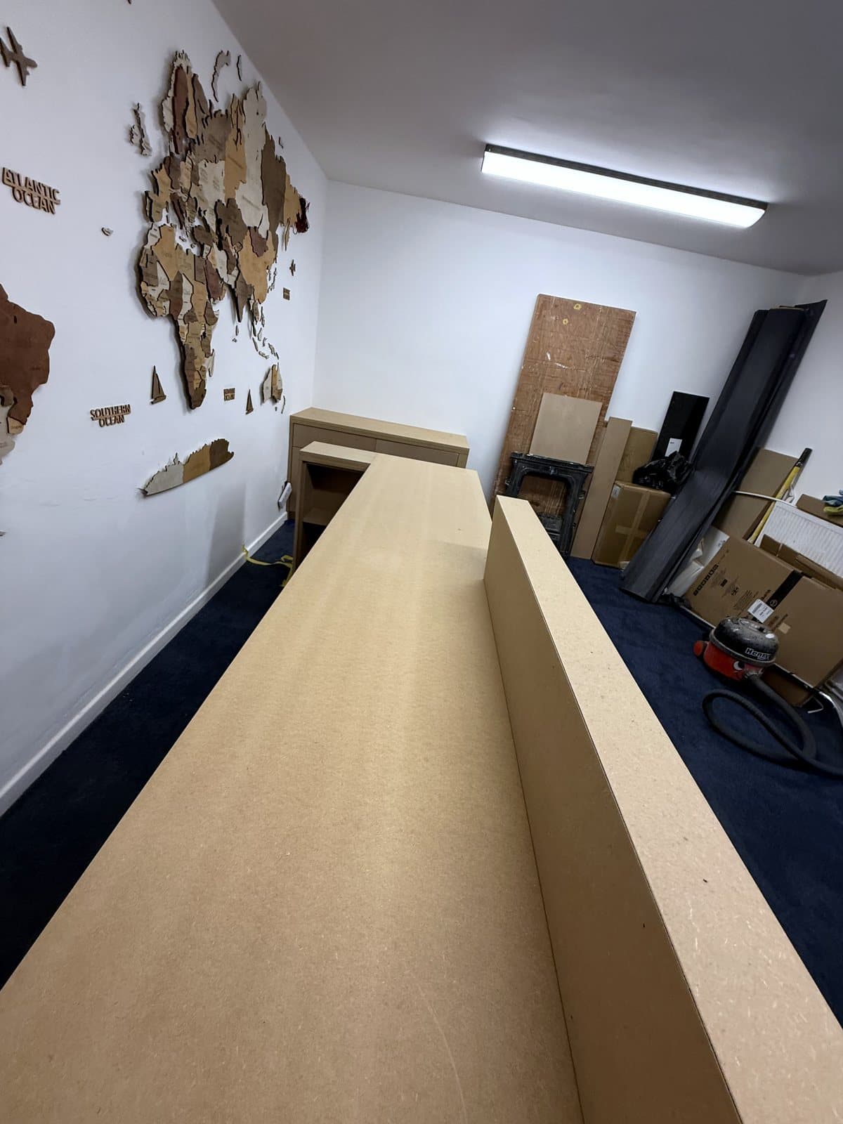 Looking along the top of the raised counter