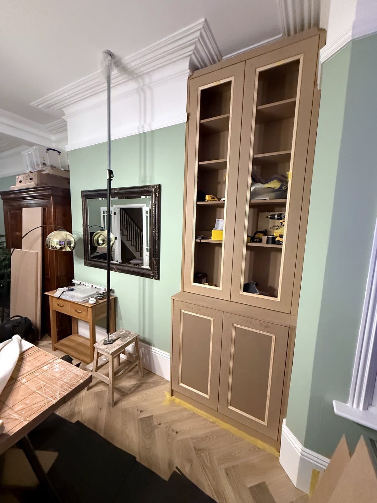 Alcove cabinet with framed upper doors, from the side