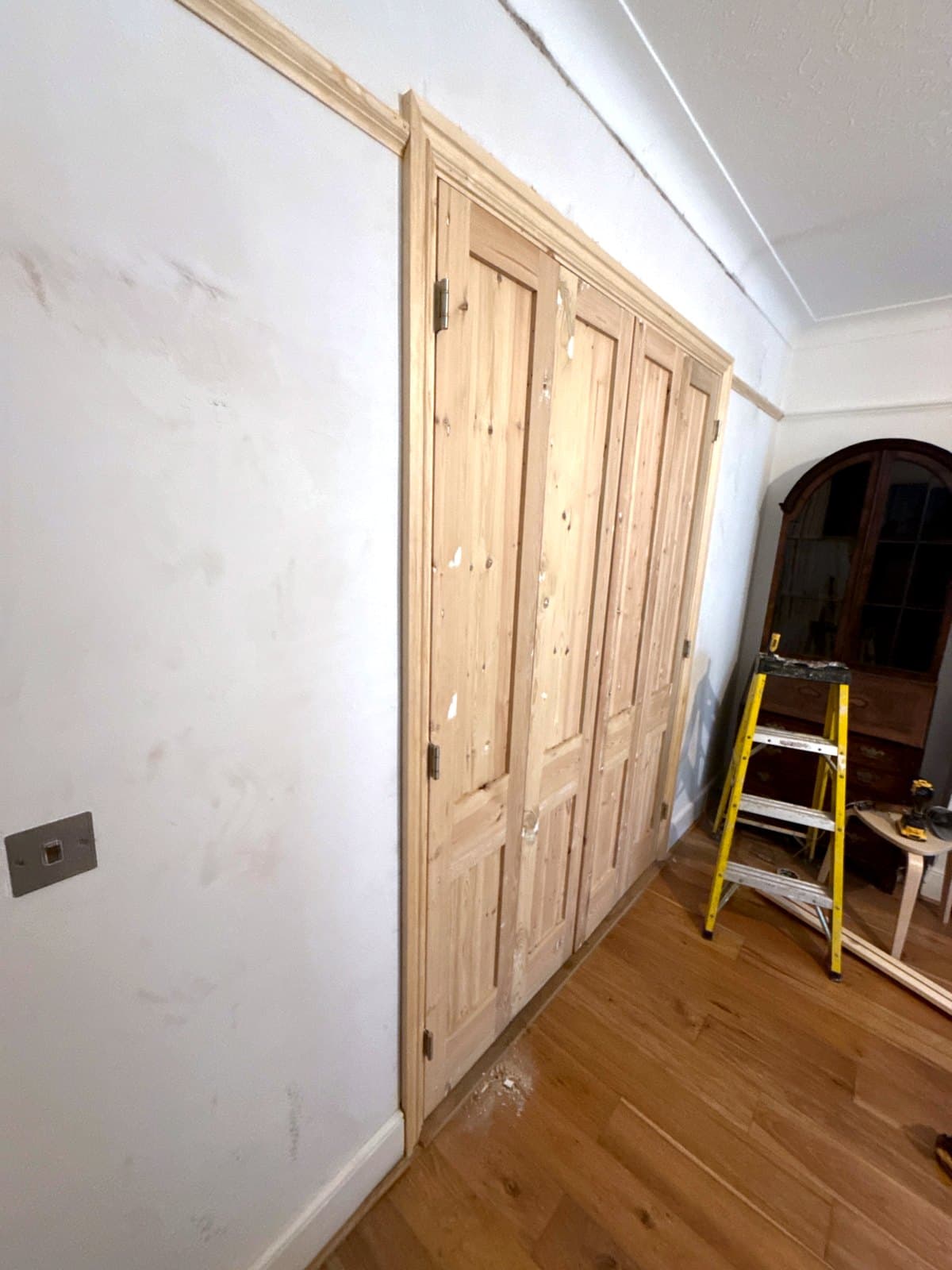 The closed doors from the side, with the architraves on