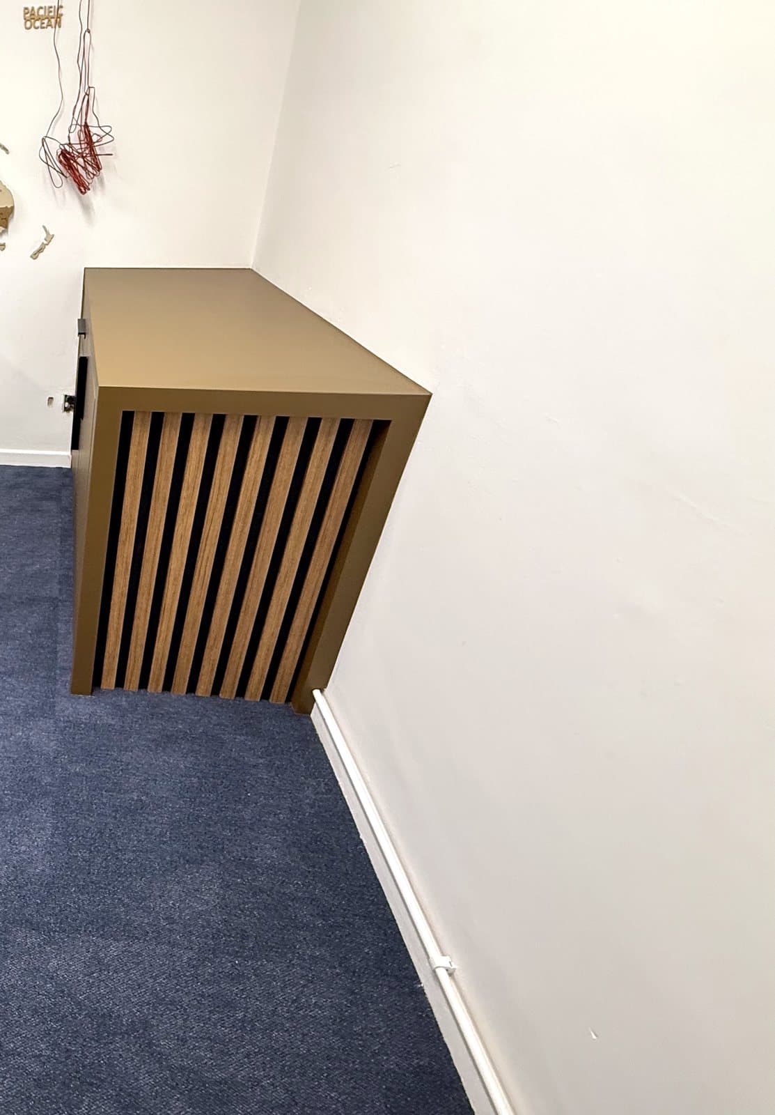 Slatted front of the side unit and the desk