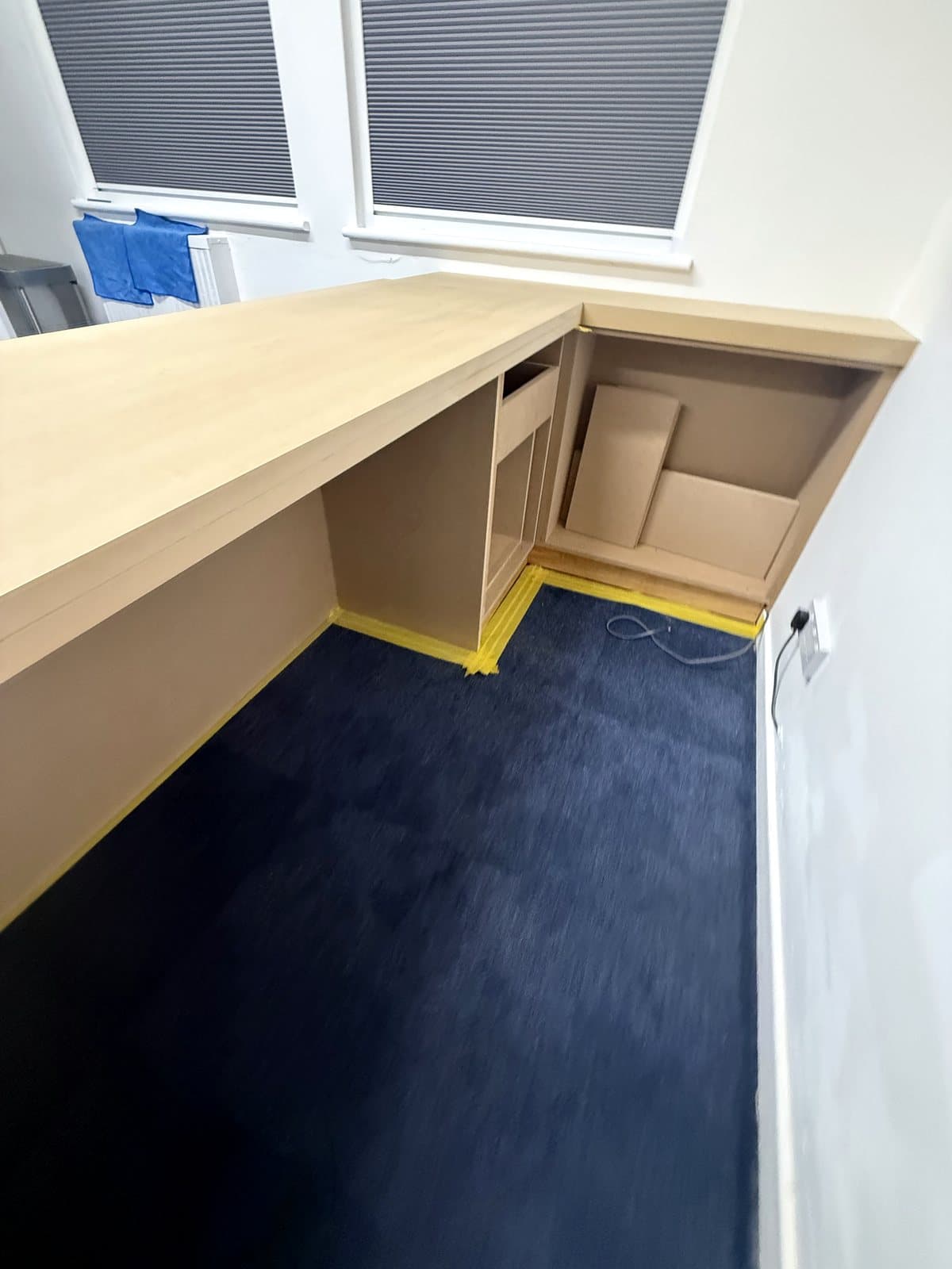 Open storage under the top in the corner of the L