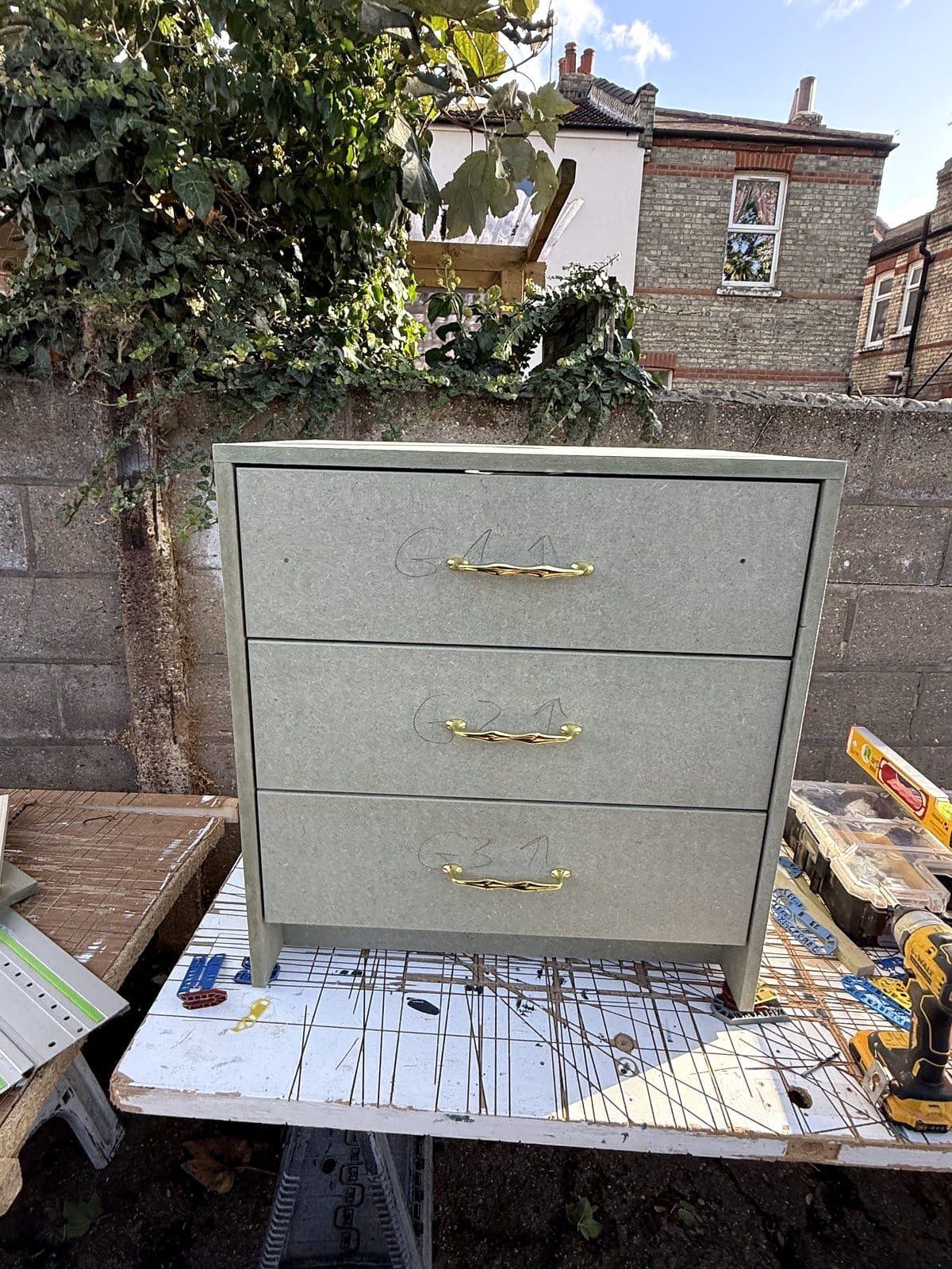 The vanity unit built in green moisture-resistant MDF, handles on