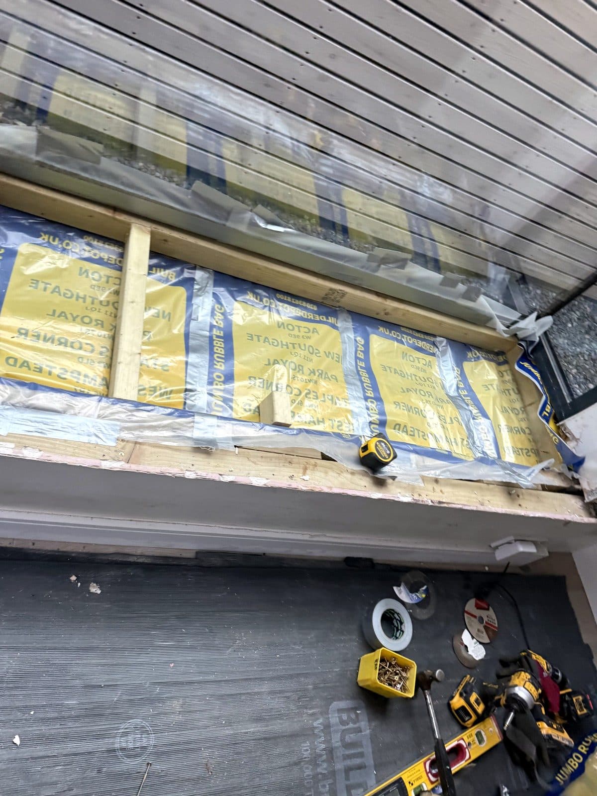 Insulation between the new timbers